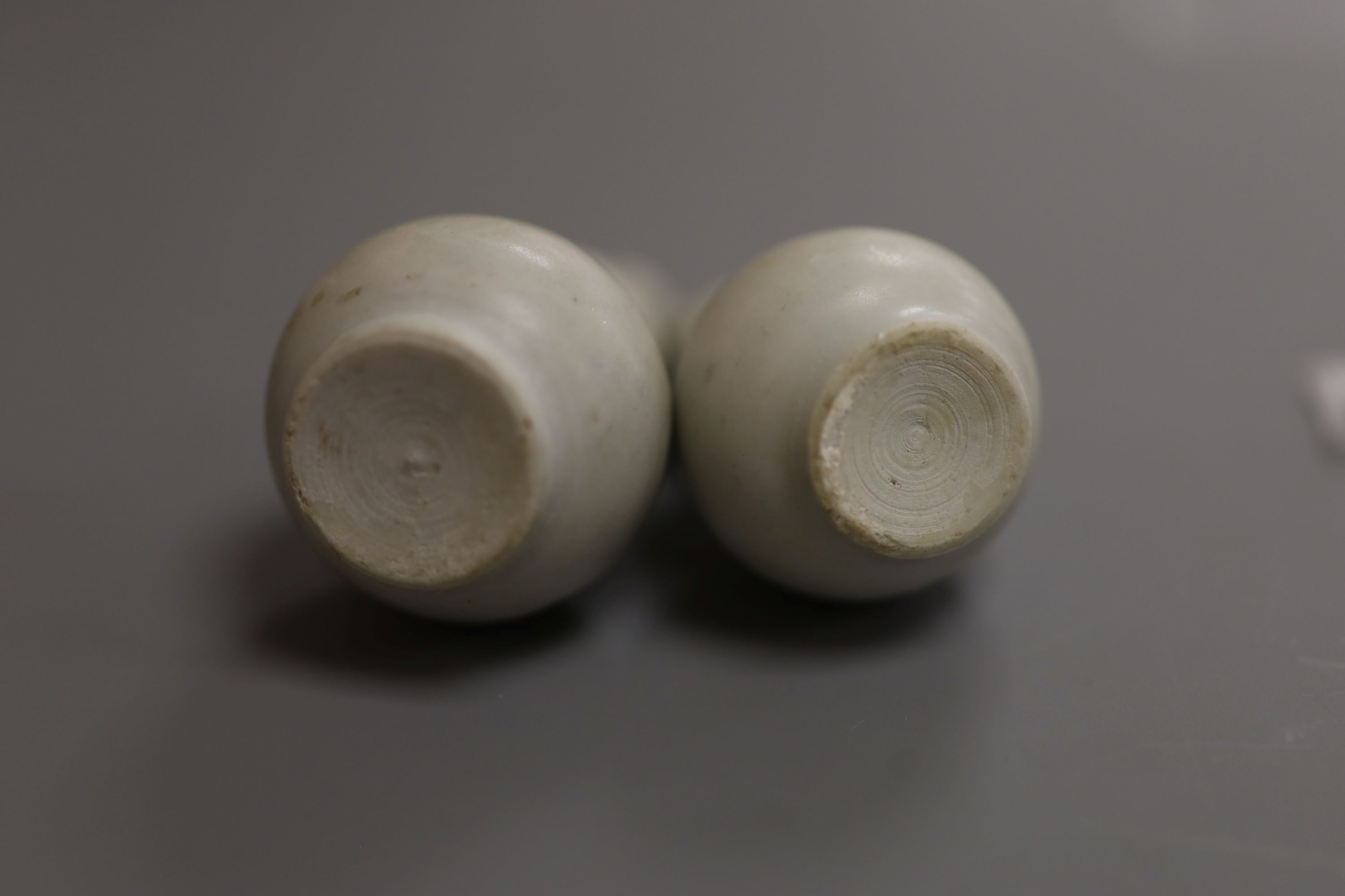 A pair of Chinese Vungtao cargo white miniature double gourd vases, height 7cm